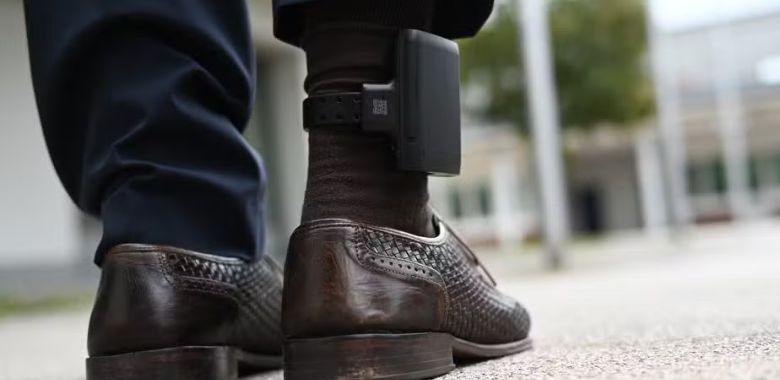 Como funciona a tornozeleira eletrônica